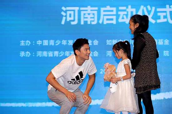2017年9月12日，寧澤濤在河南省人民醫院出席慈善活動。視覺中國 圖