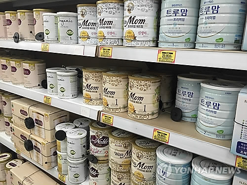 資料圖片：在大型超市陳列著各種奶粉產品。（韓聯社）