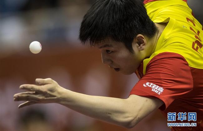 4月15日，樊振東在比賽中發球。當日，在湖北黃石舉行的中國男子乒乓球隊備戰世乒賽的熱身賽中，樊振東以3比1戰勝隊友閆安。 新華社記者熊琦攝
