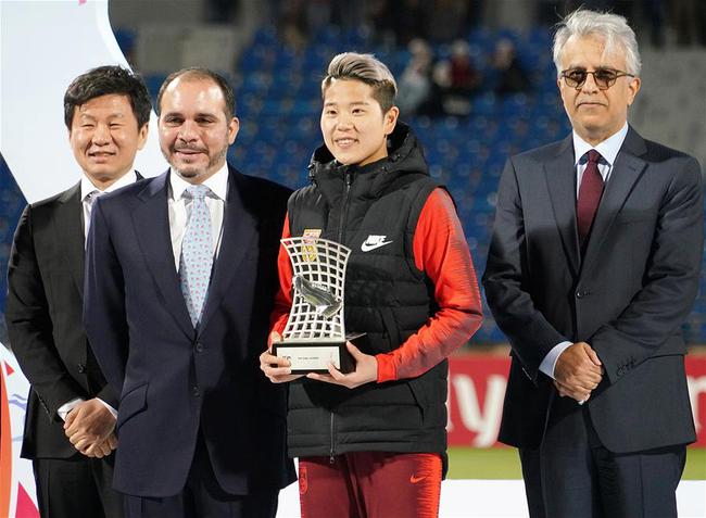 4月20日，獲得金靴獎的中國隊前鋒李影（右二）在頒獎儀式上。她在本屆賽事中一共打入七球。  新華社記者林曉蔚攝