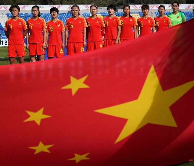 4月20日，在約旦首都安曼進行的2018女足亞洲杯第三名爭奪戰中，中國隊球員在開賽儀式上唱國歌。新華社記者林曉蔚攝