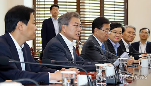 4月30日，在青瓦台，韓國總統文在寅（左二）主持召開青瓦台首席秘書官和輔佐官會議。（韓聯社）
