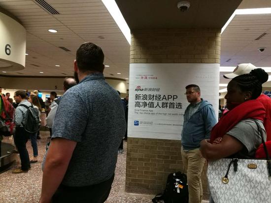 奧馬哈機場的取行李等待處，新浪財經8個包柱廣告