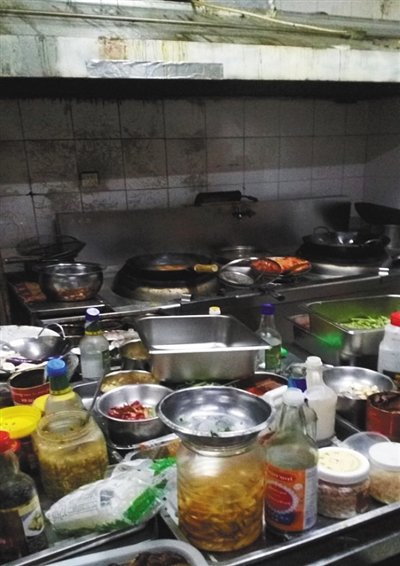 執法人員查處的“黑外賣”後廚，現場髒亂不堪。北京市食藥監局供圖