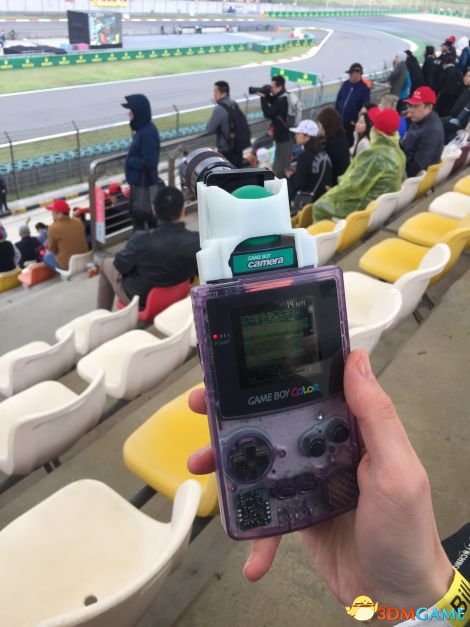 玩家用GB拍攝上海F1比賽 充當遊戲畫面以假亂真