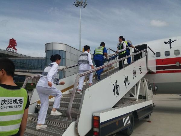 旅客高空突發心臟病 慶陽機場緊急救援