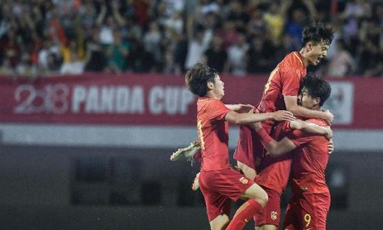 中國隊球員慶祝進球。新華社記者薛玉斌攝