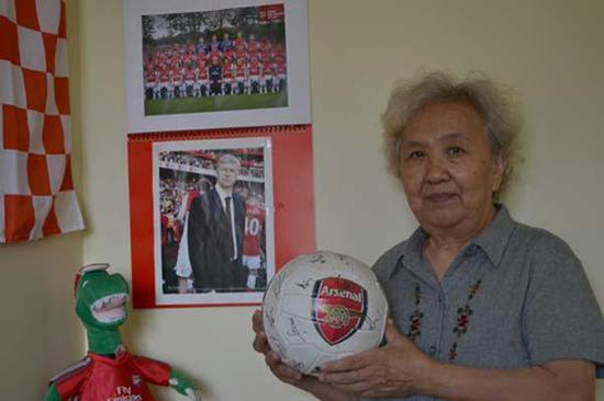 劉奶奶捧著兵工廠全隊簽名的足球。