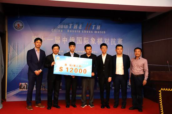 李彪為第二名中國男隊頒獎