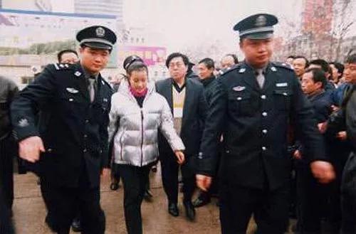 在獄中待了一年多後，劉曉慶於2003年8月被取保候審。