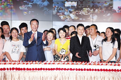  6月6日，富士康30周年慶典上，創始人郭台銘與員工在一起。受訪者供圖