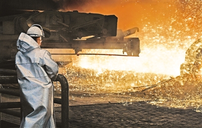 美國商務部長羅斯5月31日表示，美國總統川普決定不再延長對歐盟、加拿大和墨西哥的鋼鋁關稅豁免期限，將從6月1日開始對這三個經濟體的鋼鋁產品分別徵收25%和10%的關稅。圖為2018年4月27日在德國杜伊斯堡一家鋼鐵廠拍攝的工人工作的資料照片。 　　新華社/美聯
