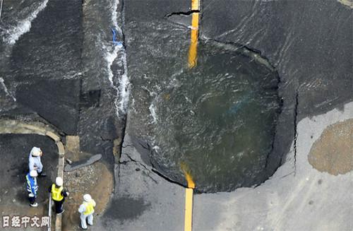 資料圖片：地震造成的路面塌陷。（《日本經濟新聞》網站）
