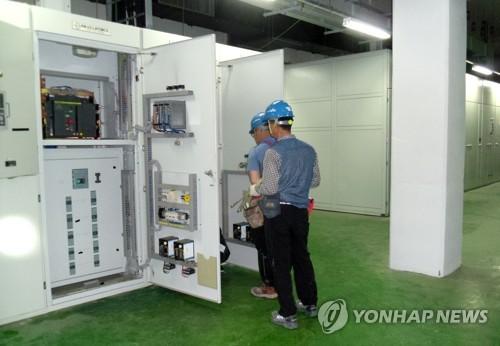 6月19日，在朝鮮開城工業園區內的綜合支援中心，設備人員正在對中心的機房設備進行檢查。(圖片來源：韓聯社)