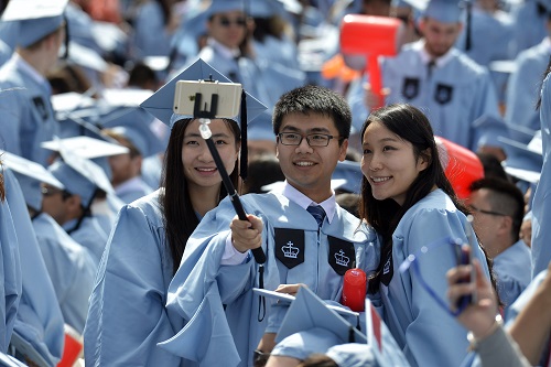 2015年5月20日，幾名中國留學生在美國哥倫比亞大學畢業典禮上自拍。 新華社記者王雷攝