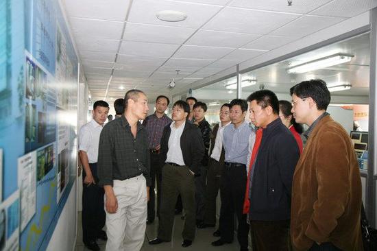 2008年時，國家煙草專賣局科技司司長參觀華大，汪建陪同