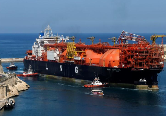 資料圖片：2013年7月，馬耳他，離岸液化天然氣（LNG）浮式儲存和再氣化裝置船Toscana被拖入瓦萊塔Grand港。REUTERS/Darrin Zammit Lupi