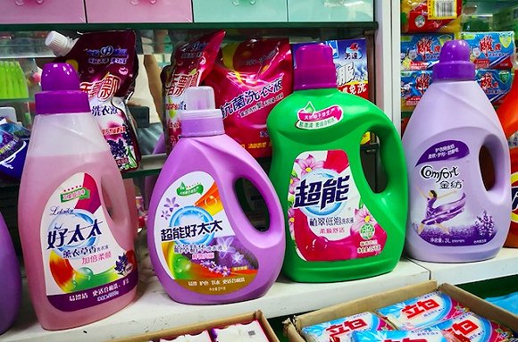 批發市場中的“超能好太太”洗衣液。攝影：崔梁凡