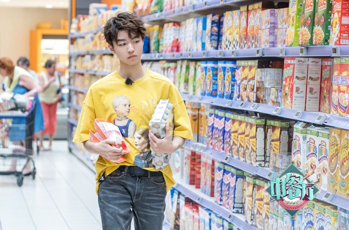 王俊凱在超市挑選食材.jpg