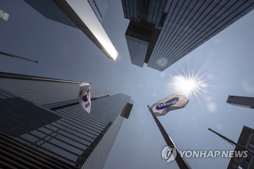資料圖片：8月8日，在首爾市三星電子公司，國旗司旗共飄揚。（韓聯社）
