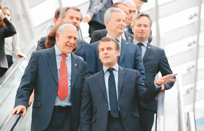 5月30日，在法國巴黎，法國總統馬克龍（前右）與經濟合作與發展組織秘書長古裡亞（前左）出席經濟合作與發展組織理事會部長級會議。馬克龍表示，單邊主義和威脅打貿易戰絲毫無助於解決全球貿易失衡問題，國際社會應秉持多邊主義，尋找集體解決方案來應對貿易摩擦等全球問題。 新華社/美聯