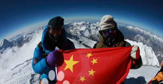 圖：2010年汪健（左）和王石（右）登頂珠峰