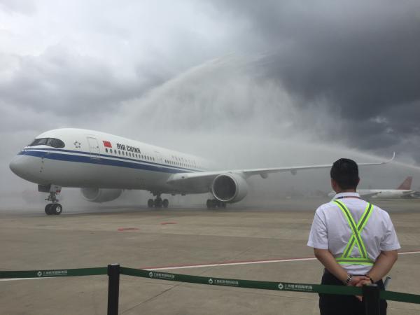 8月14日14時，國航CA1557班機順利從北京飛抵上海虹橋國際機場。 本文圖片均為澎湃新聞記者 何穎晗 圖