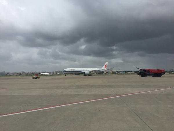 國航CA1557班機順利從北京飛抵上海虹橋國際機場。