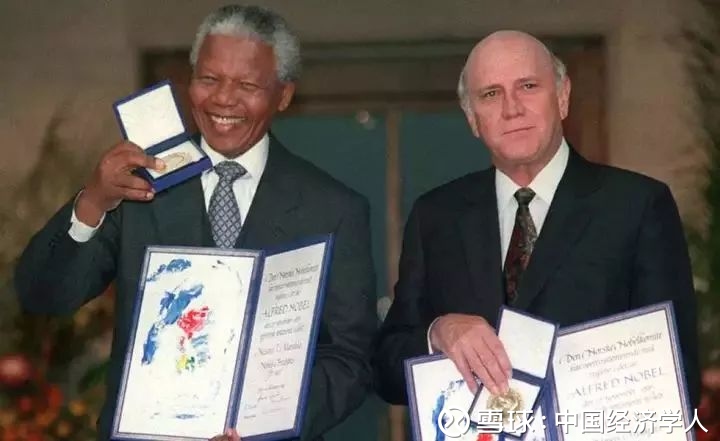 上圖：曼德拉和德克勒克一起獲得了1993年的諾貝爾獎。