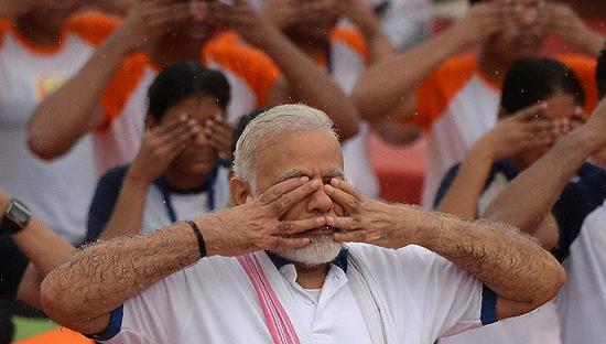 2017年6月21日，印度勒克瑙，印度總理莫迪加入集體瑜伽行列，慶祝國際瑜伽日。圖片來源：視覺中國