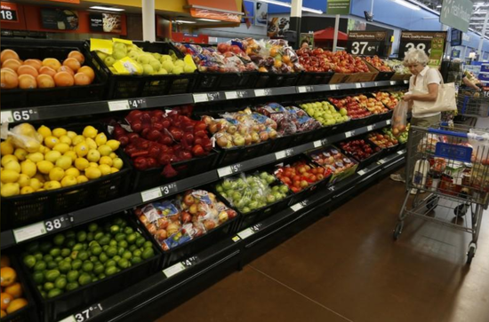 資料圖片：2013年6月，美國阿肯色州Rogers，沃爾瑪超市內的生鮮商品。REUTERS/Rick Wilking