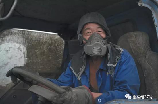 ▲運送爐渣的工人李軍，戴著破舊的3M防粉塵面罩。     新京報首席記者 陳傑 攝