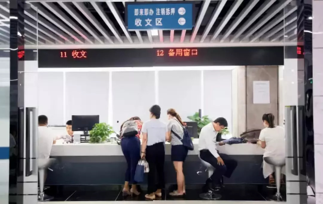 2018年8月，深圳市不動產登記中心，市民正在辦理房產交易業務。