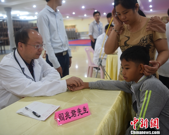 劉更生中醫教授在為患者針灸。中新社記者 黃耀輝 攝