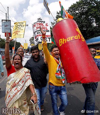 10日，在野黨支持者在印度東部加爾各答抗議燃料漲價（reuters）