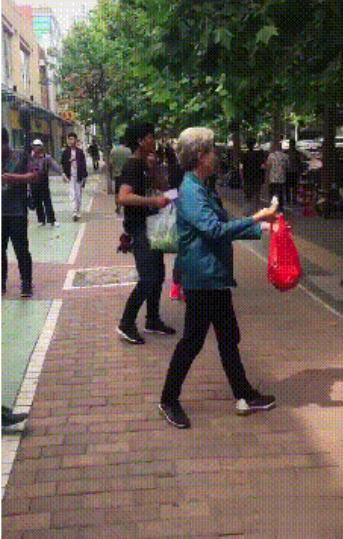 57歲宋丹丹滿頭白發現身街頭，拎塑膠袋請路人吃冰棒超接地氣